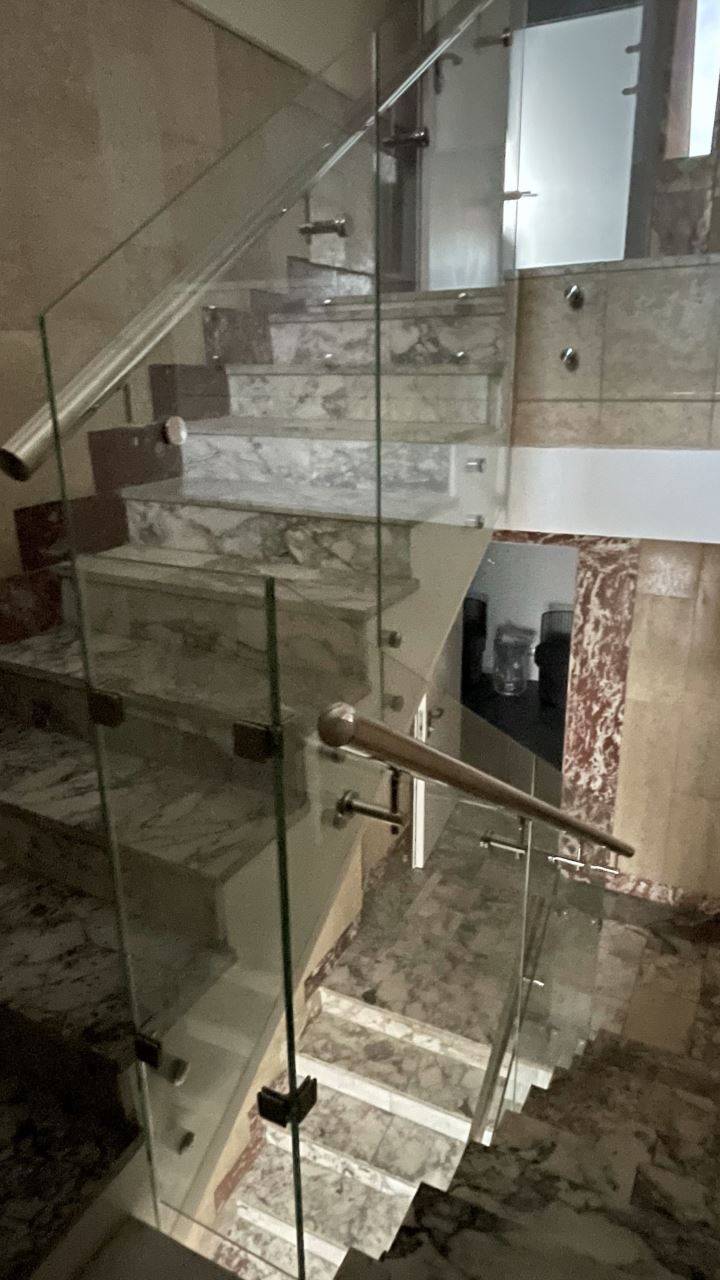 Стеклянные перила с нержавеющими поручнями Стеклянные перила с нержавеющими поручнями