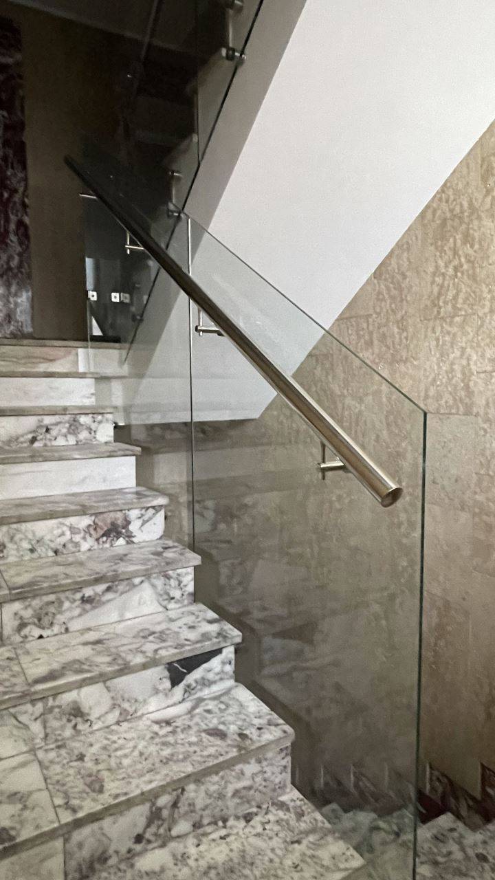 Перила из стекла с поручнями из нержавейки