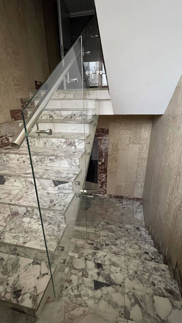 Прозрачные перила с нержавеющими поручнями Прозрачные перила с нержавеющими поручнями