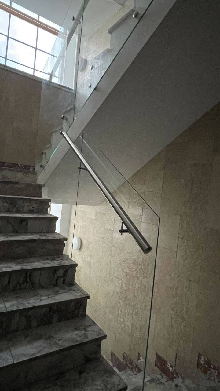 Лестница с прозрачными перилами