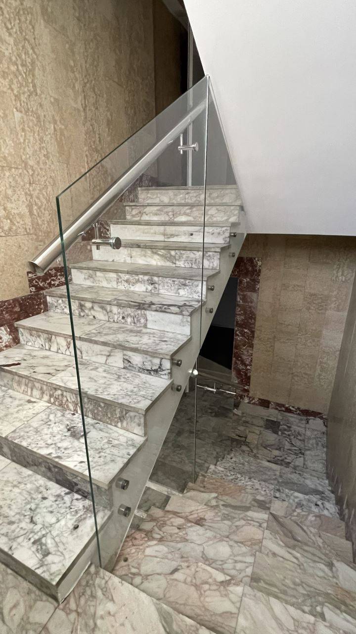Мраморная лестница со стеклянным ограждением
