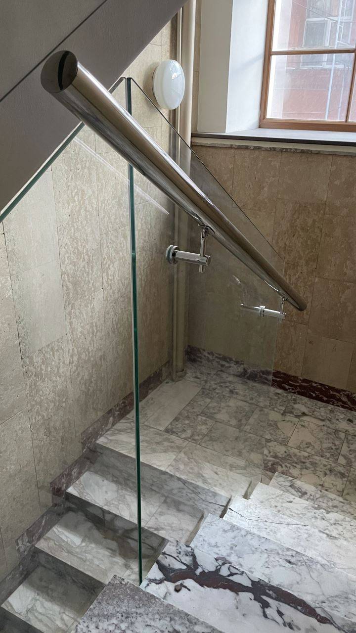 Поручень из нержавейки для стеклянного ограждения Поручень из нержавейки для стеклянного ограждения