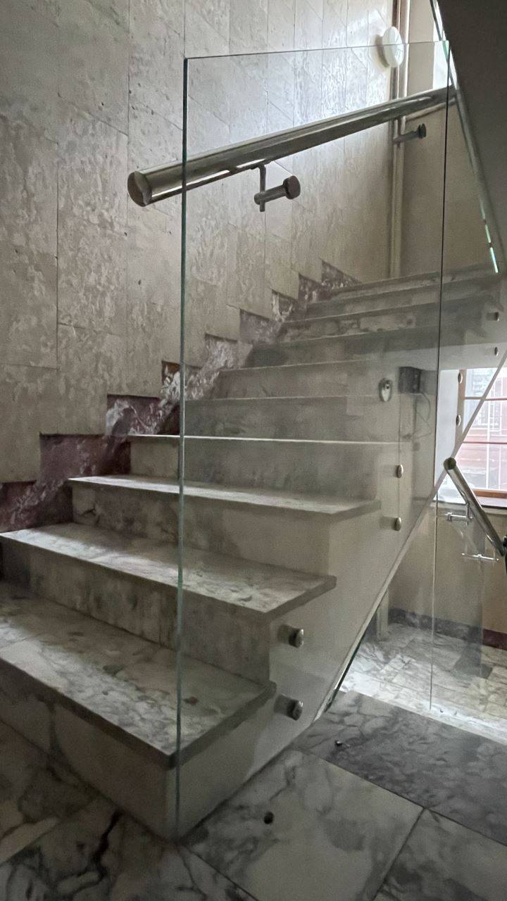 Стеклянное ограждение для мраморной лестницы