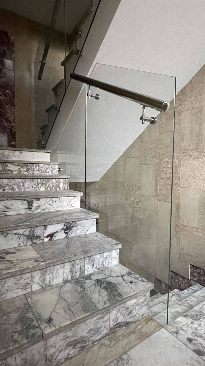 Мраморная лестница со стеклянным ограждением и поручнями из нержавейки