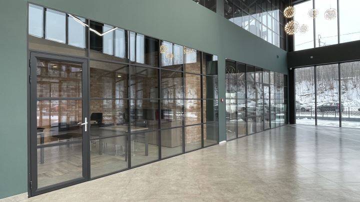 Перегородки и двери из стекла в спортивном комплексе