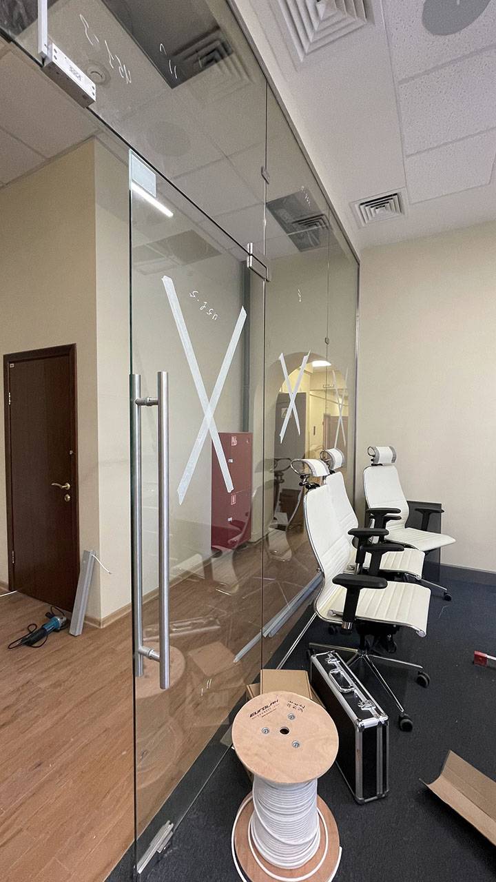 Прозрачная перегородка с дверью для кабинета