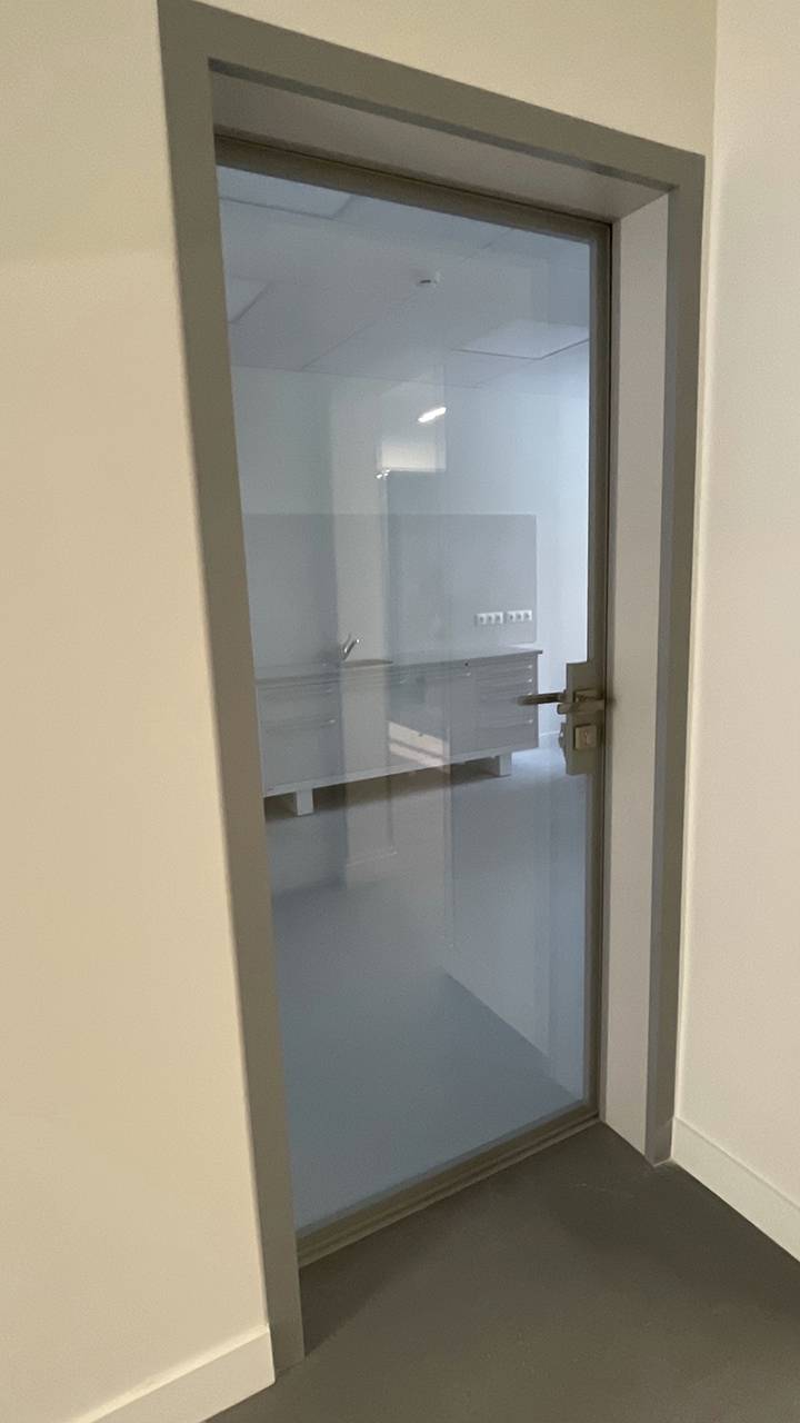 Прозрачная дверь для медицинского центра