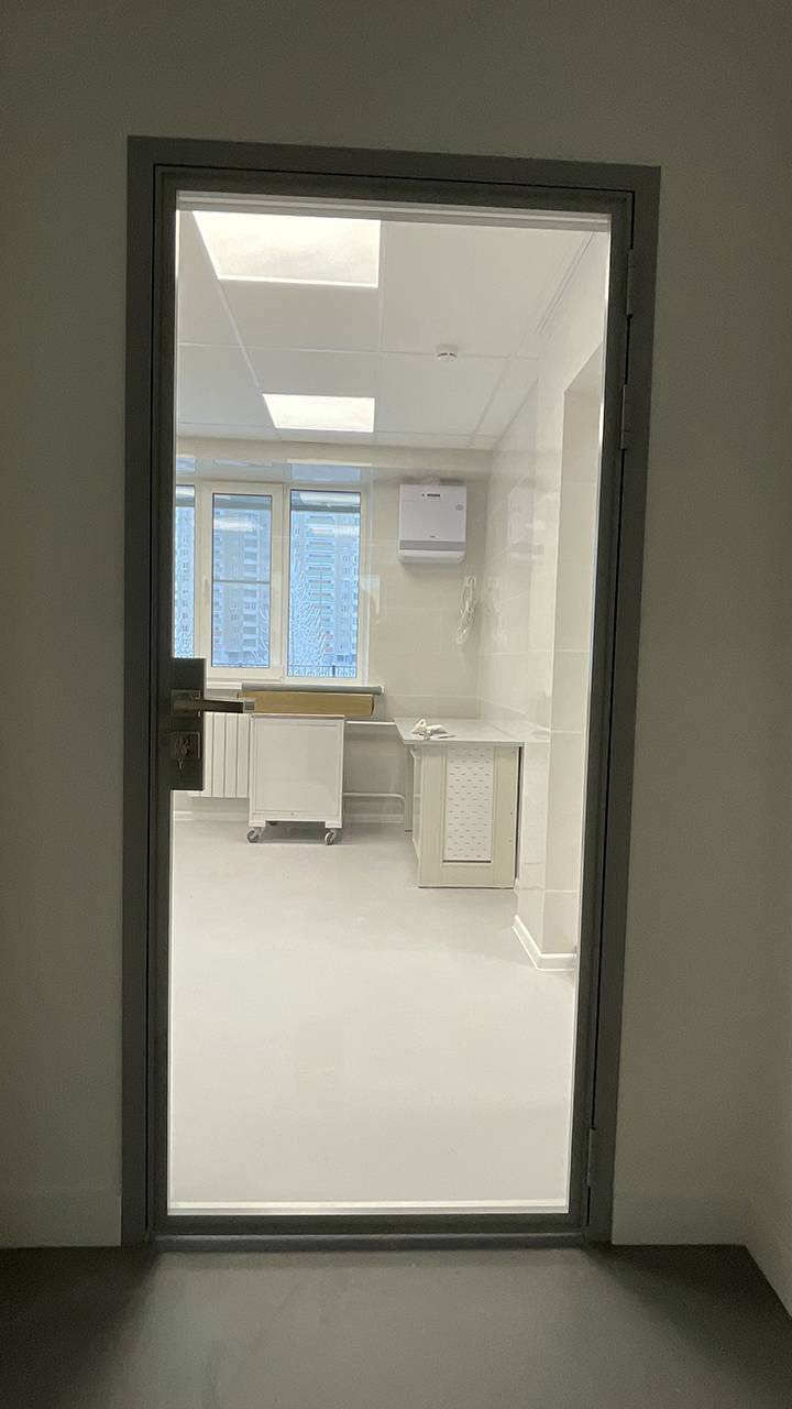 Прозрачная дверь в медицинском центре