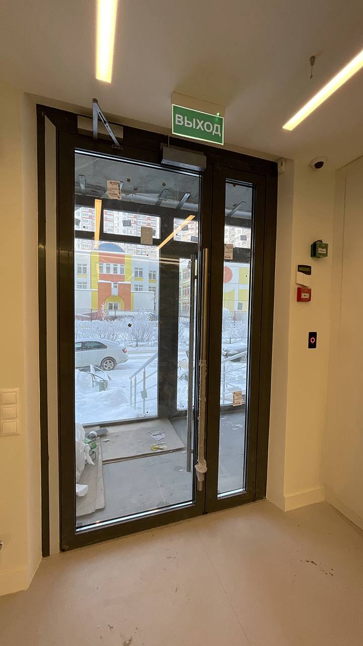 Входные стеклянные двери для медицинского центра