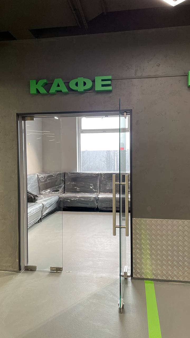Стеклянная дверь для входа в кафе
