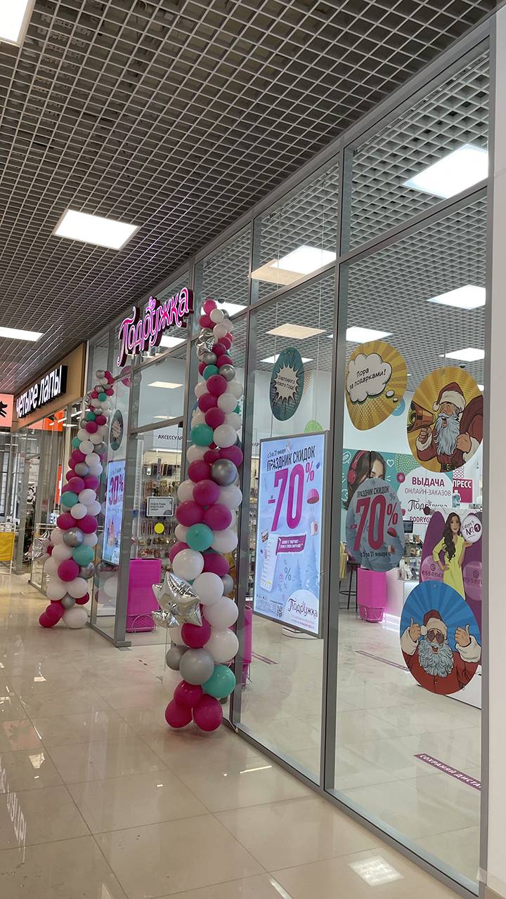 Украшение стеклянных перегородок в ТЦ