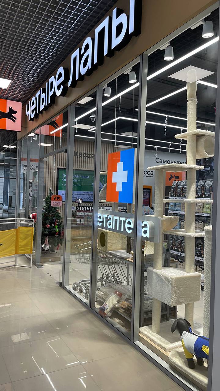 Стеклянные перегородки для бутика в ТЦ