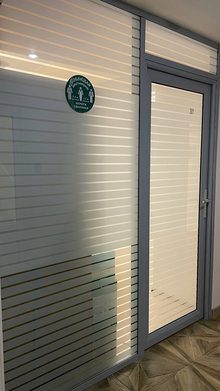 Перегородки и двери из стекла для кабинетов офиса
