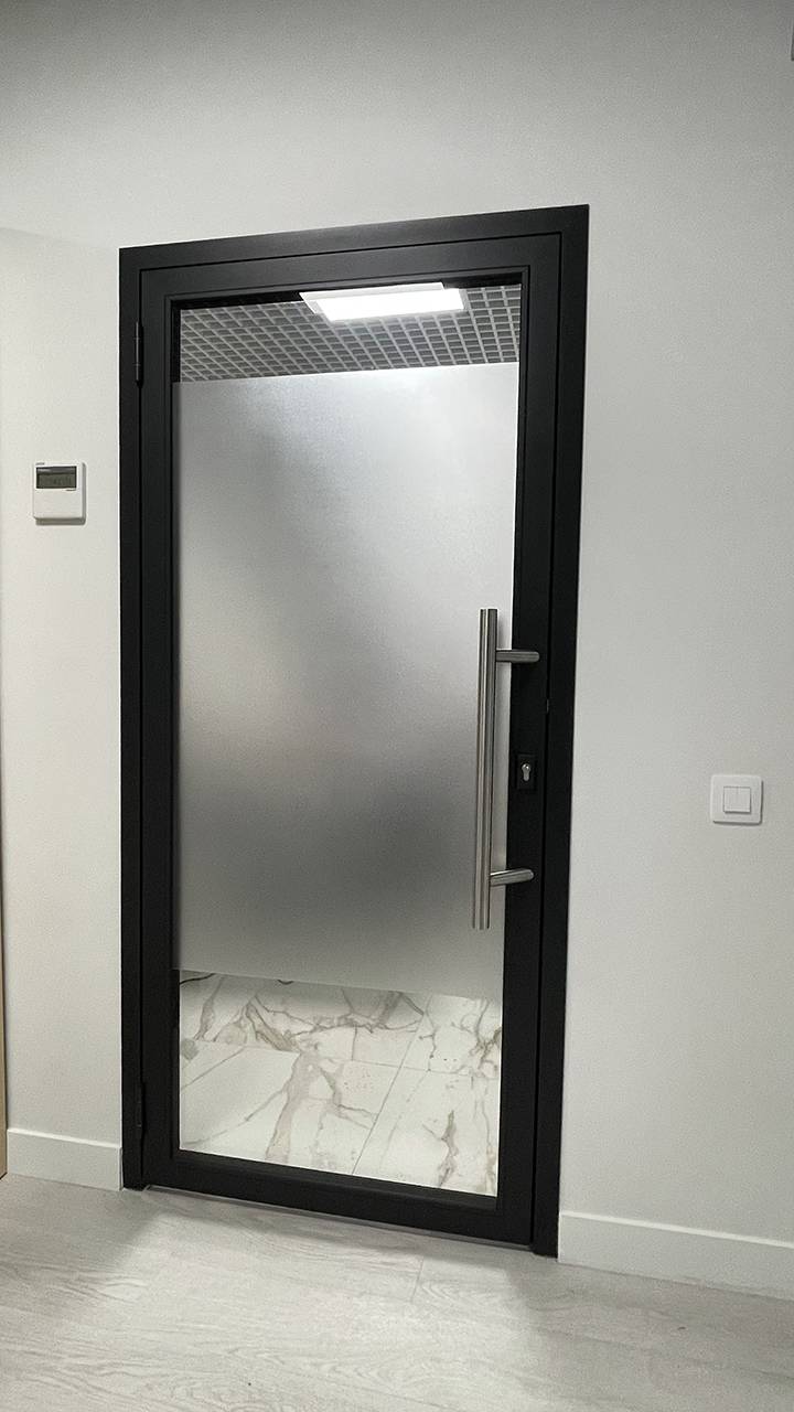 Двойная стеклянная дверь в офисе