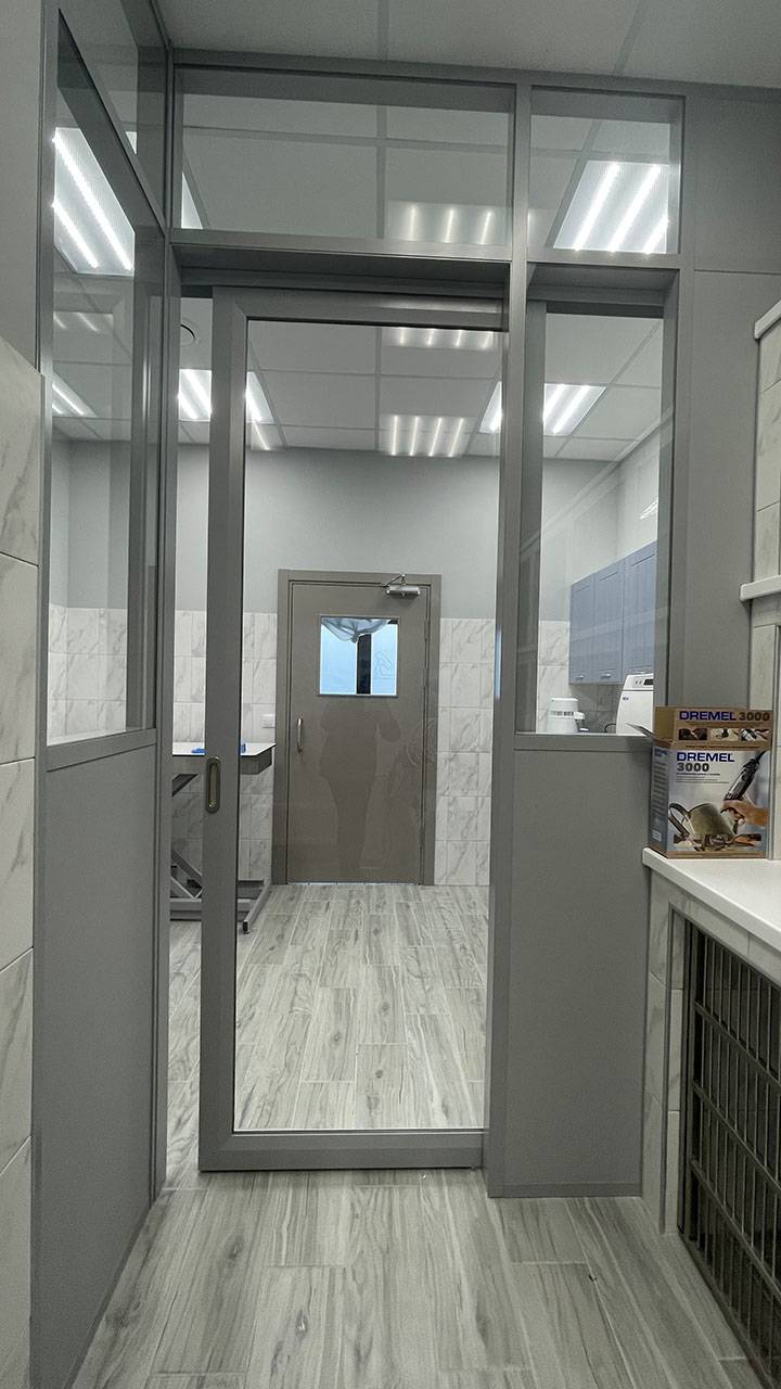 Перегородки из закаленного стекла и ГКЛ для ветеринарной клиники