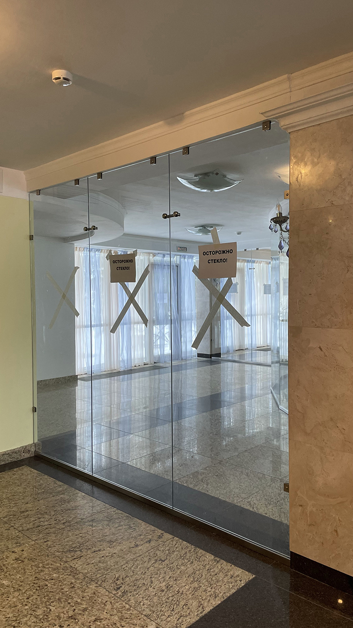 Прозрачные перегородки с точечными креплениями