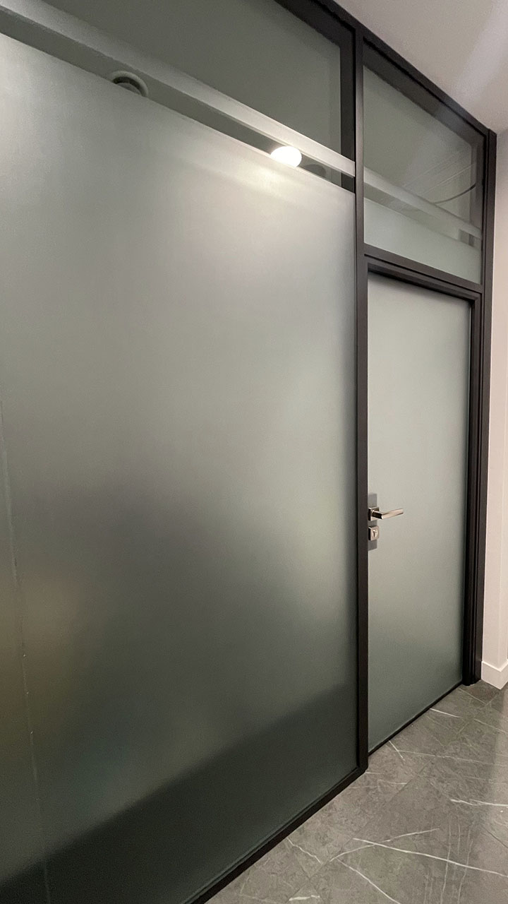 Перегородки из стекла для создания кабинета