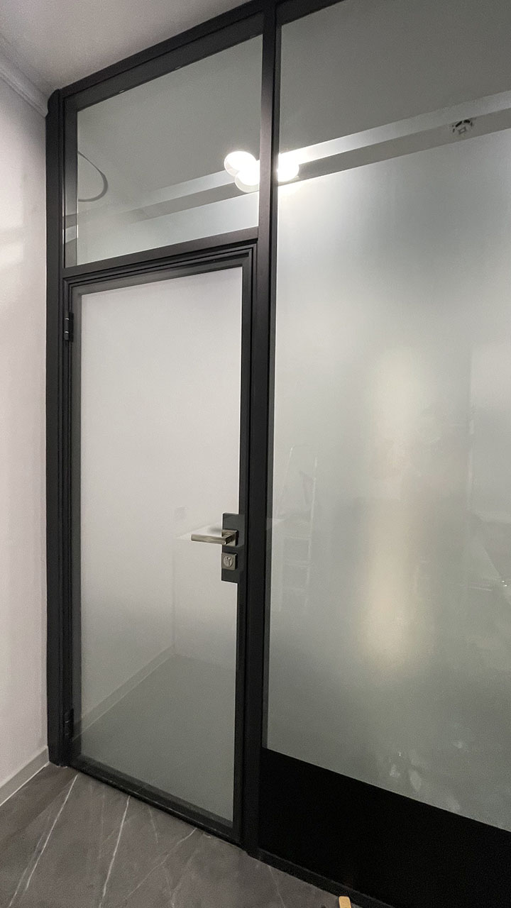 Матовые перегородки и двери из стекла