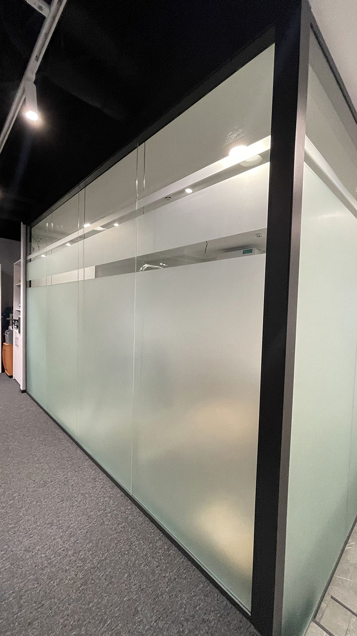 Стеклянные перегородки каркасные