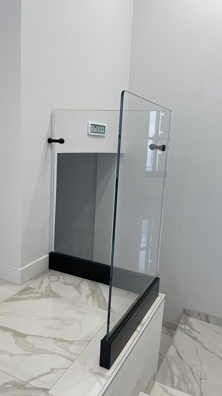 Перила из закаленного стекла на зажимном профиле