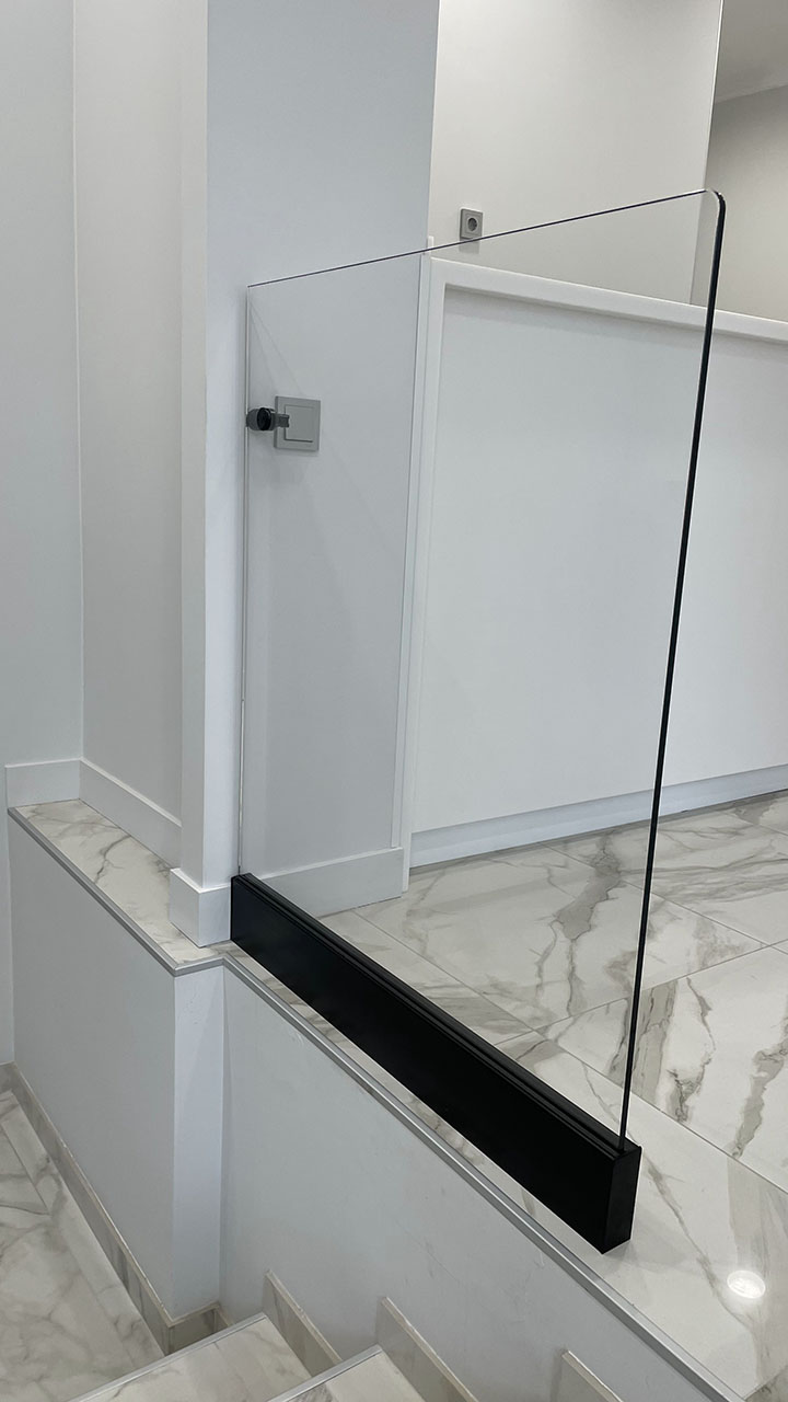 Ограждение лестницы стеклянное