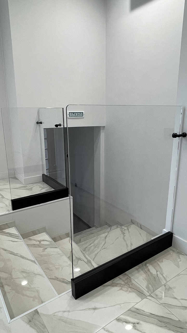 Прозрачные стеклянные перила для лестницы