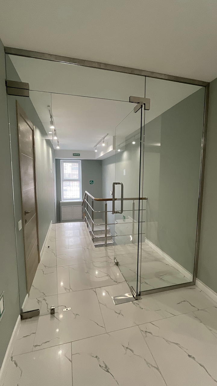 Цельностеклянная дверь