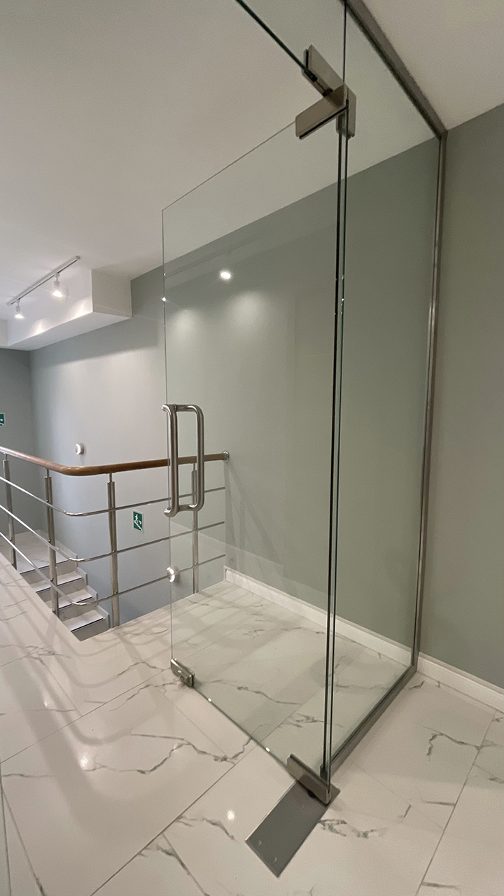 Толстая стеклянная дверь Толстая стеклянная дверь