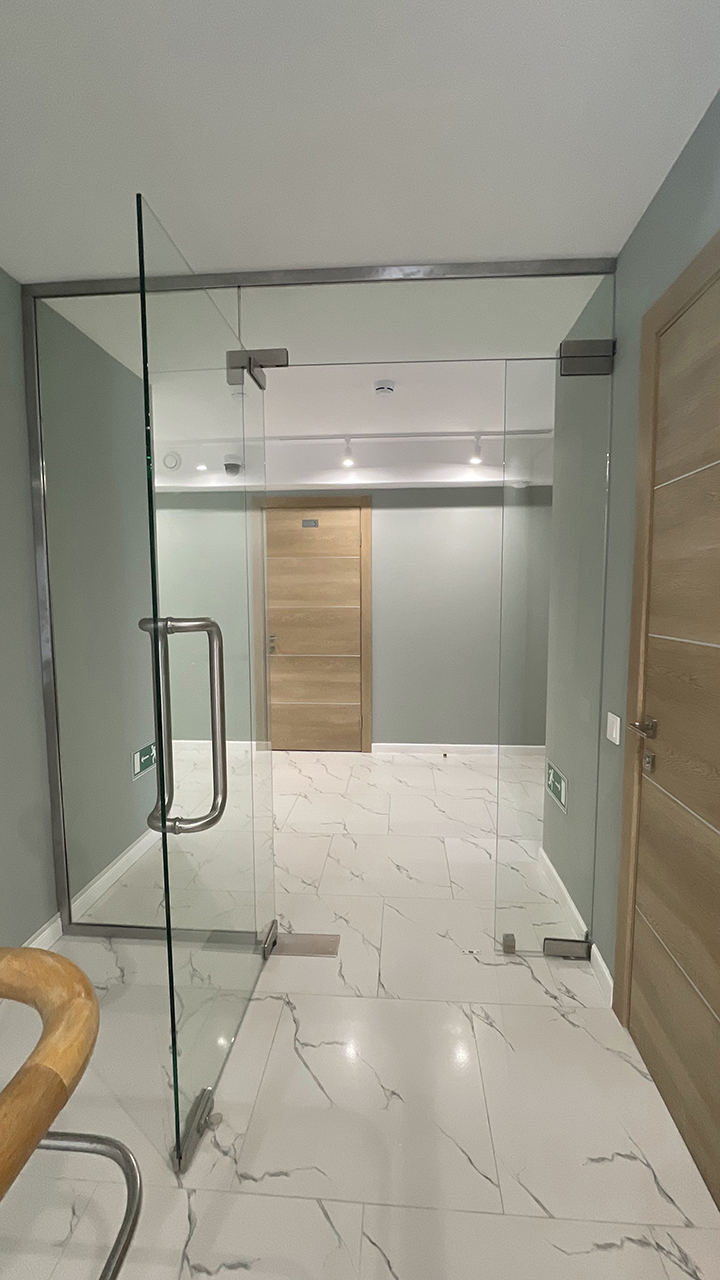 Дверь прозрачная