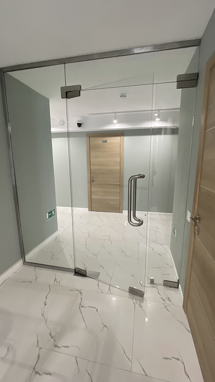 Дверь из закаленного стекла Дверь из закаленного стекла