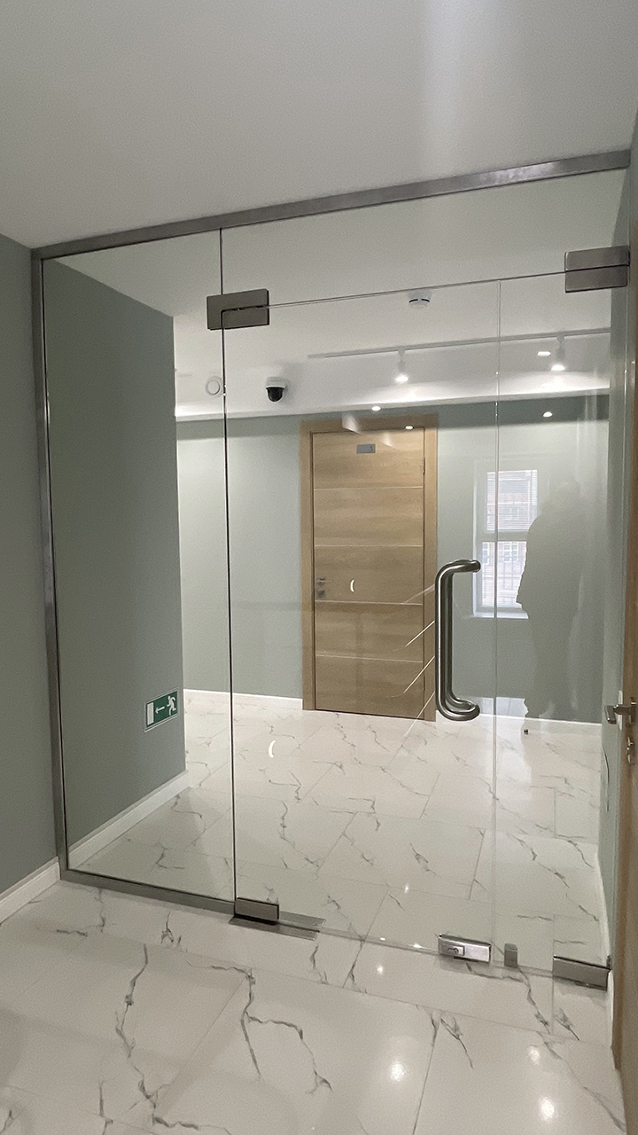 Проем из прозрачной двери и перегородок