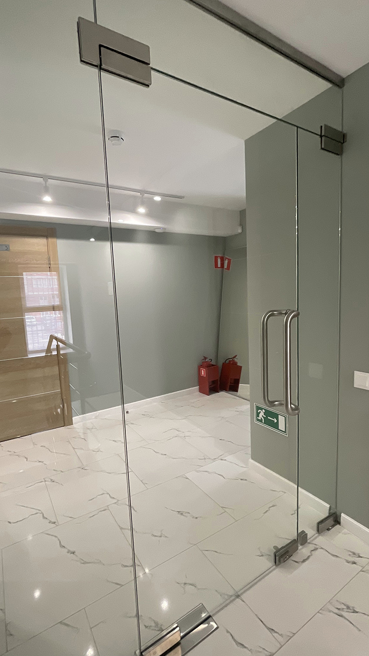 Полностью прозрачная дверь Полностью прозрачная дверь