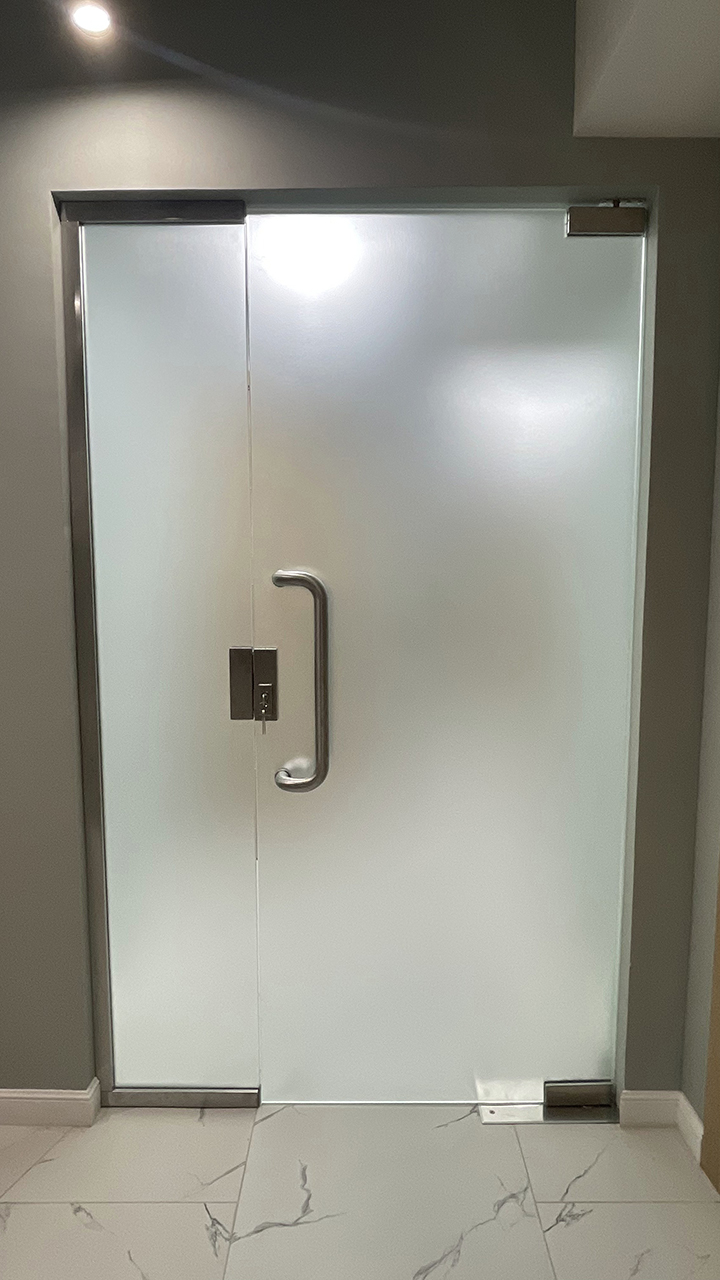 Матовая дверь их стекла