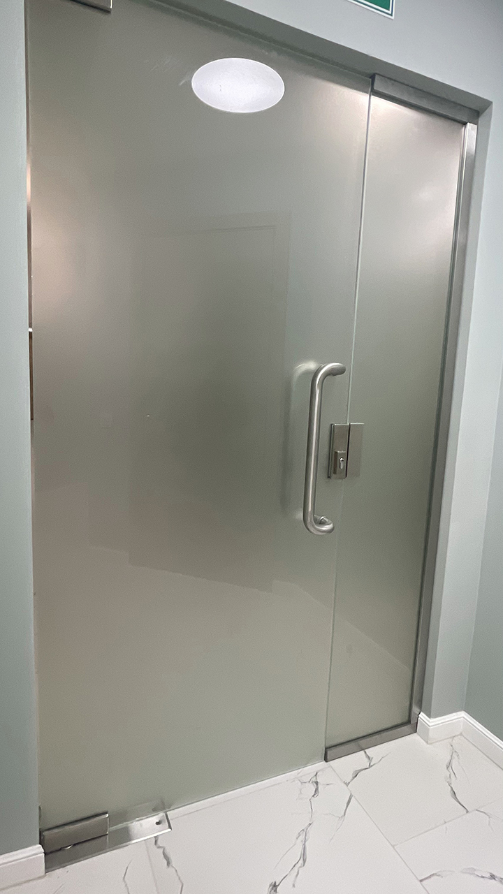 Матовая стеклянная дверь с замком