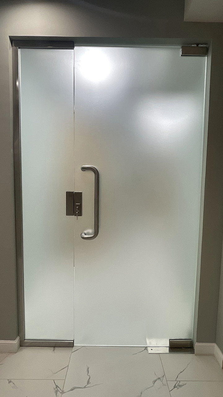 Матовая дверь с перегородкой из стекла Матовая дверь с перегородкой из стекла