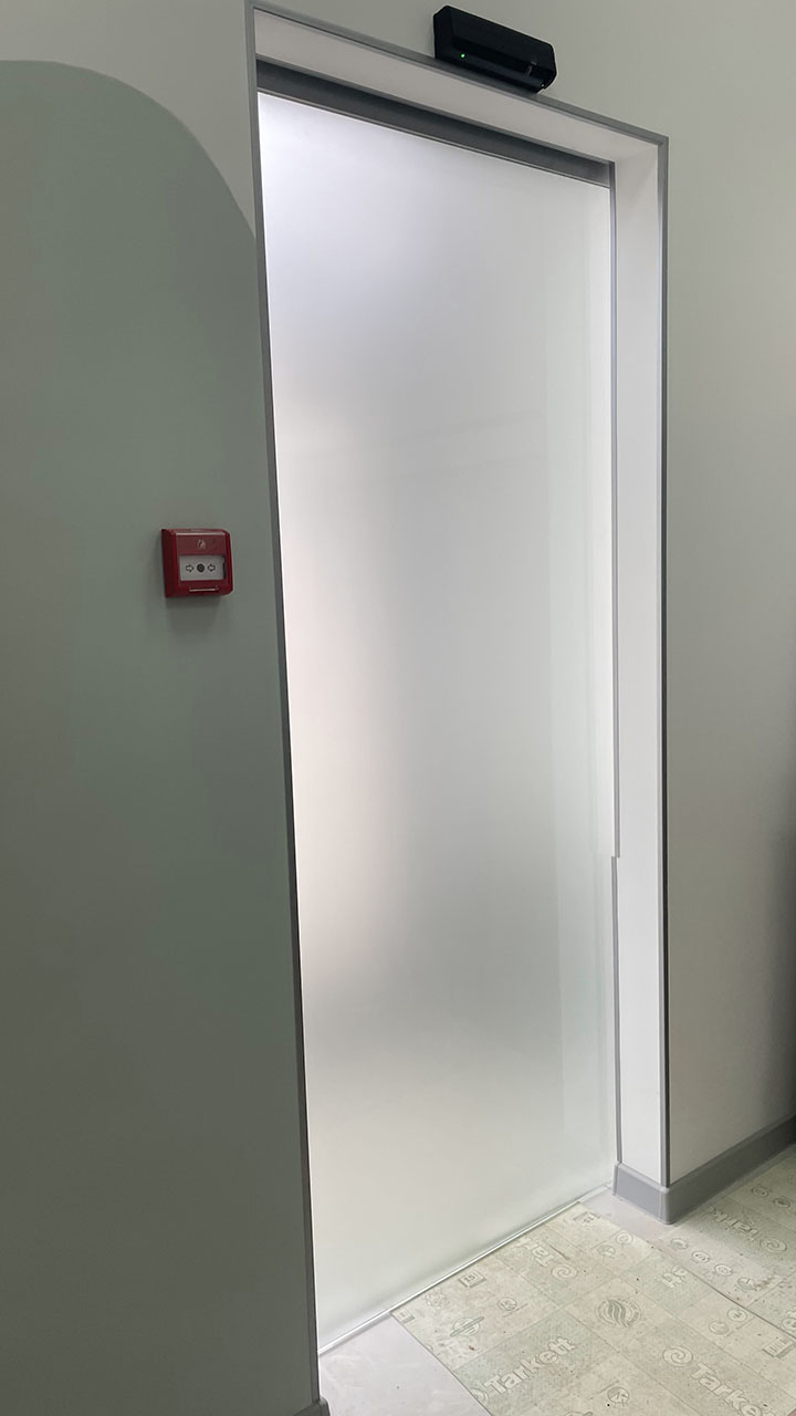Стеклянная матовая дверь с автоматикой