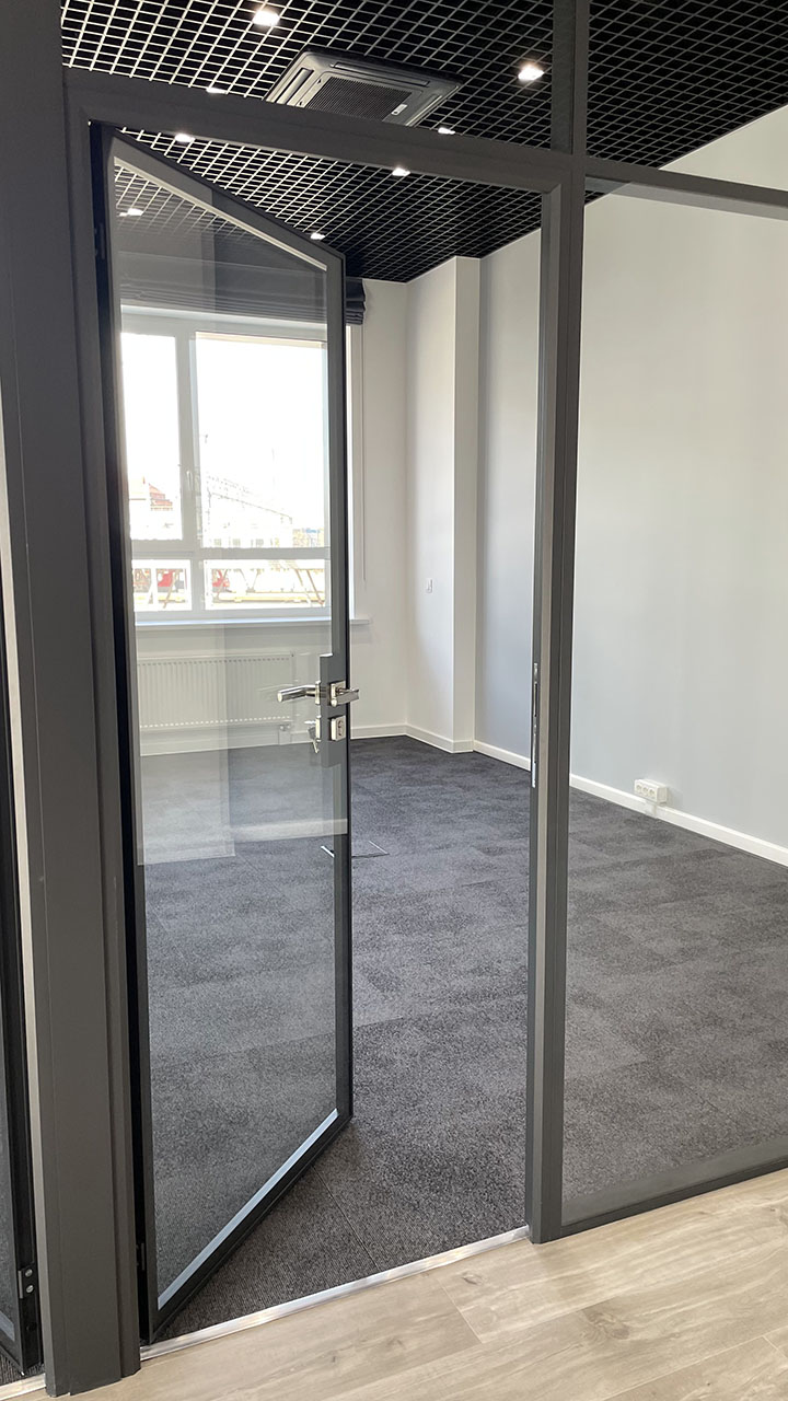 Двери со стеклом на черном каркасе Двери со стеклом на черном каркасе