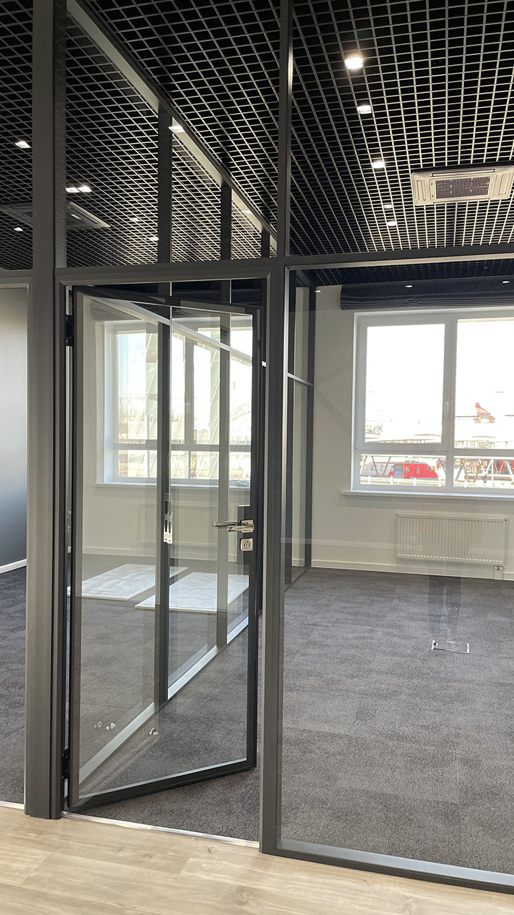 Офис с прозрачными лофт перегородками