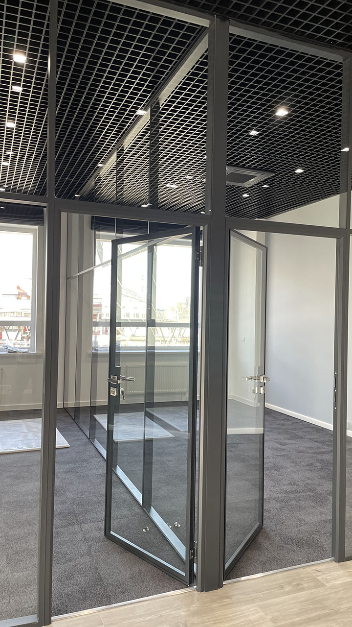 Офисные перегородки и двери из стекла в черном каркасе Офисные перегородки и двери из стекла в черном каркасе