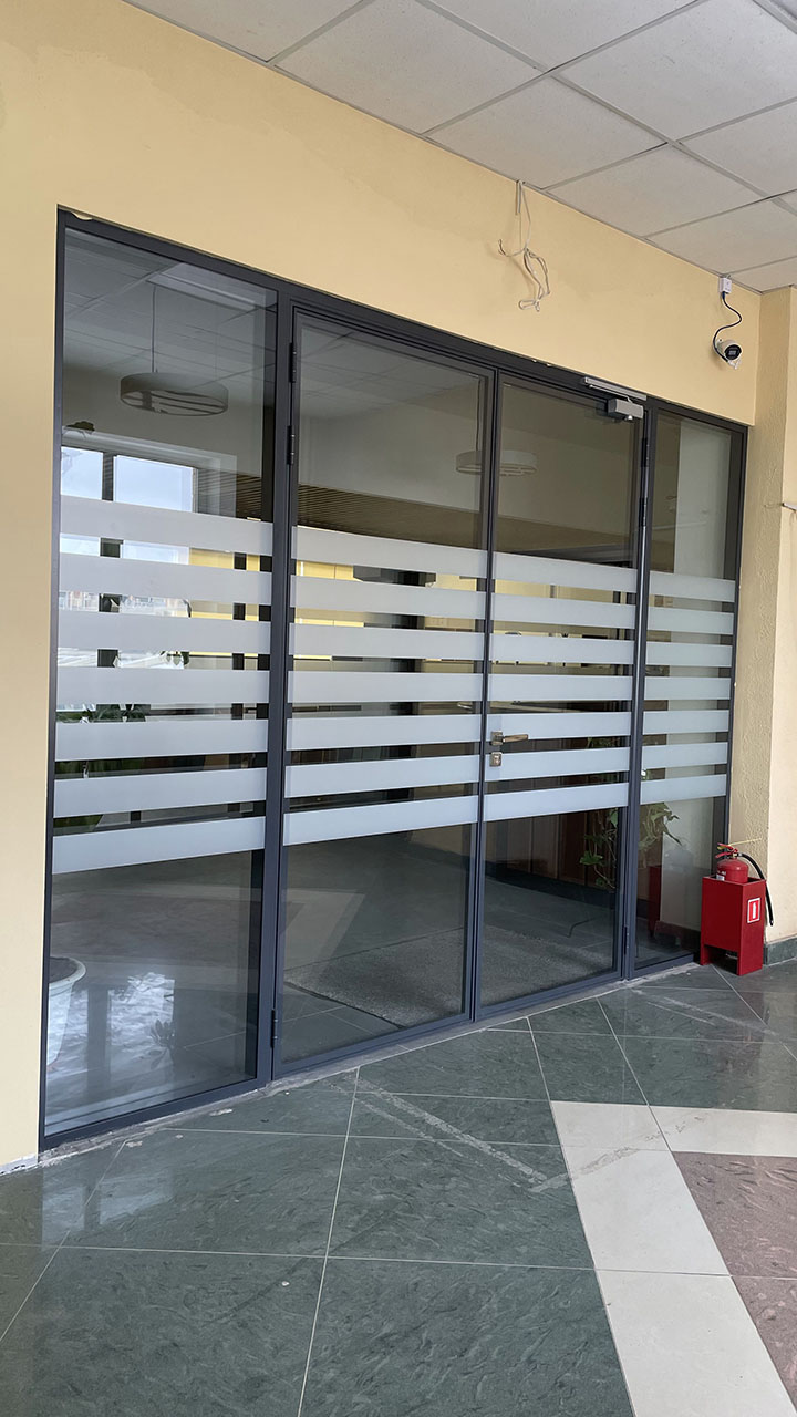 Входная группа из стеклянных перегородок и дверей