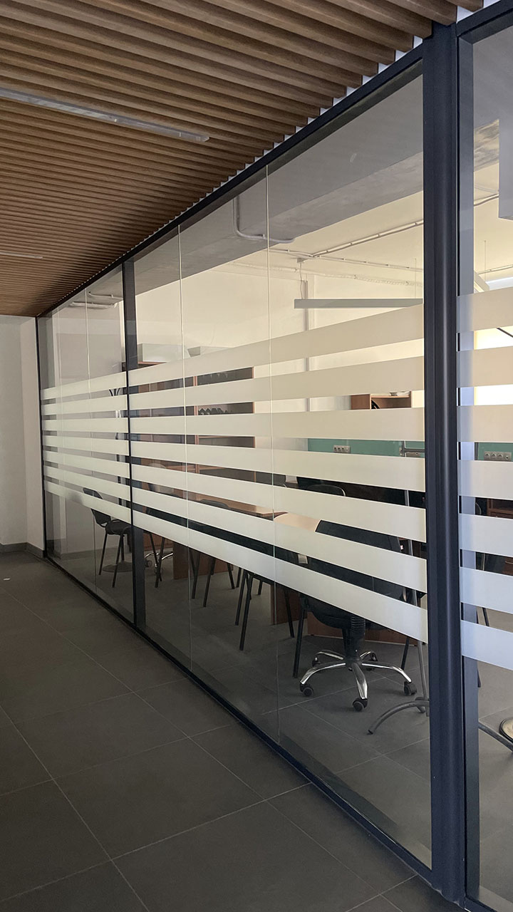 Офисная стена из стекла