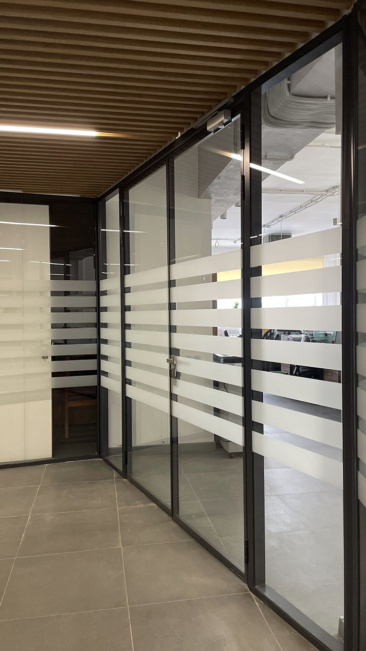 Прозрачные стены в офисе