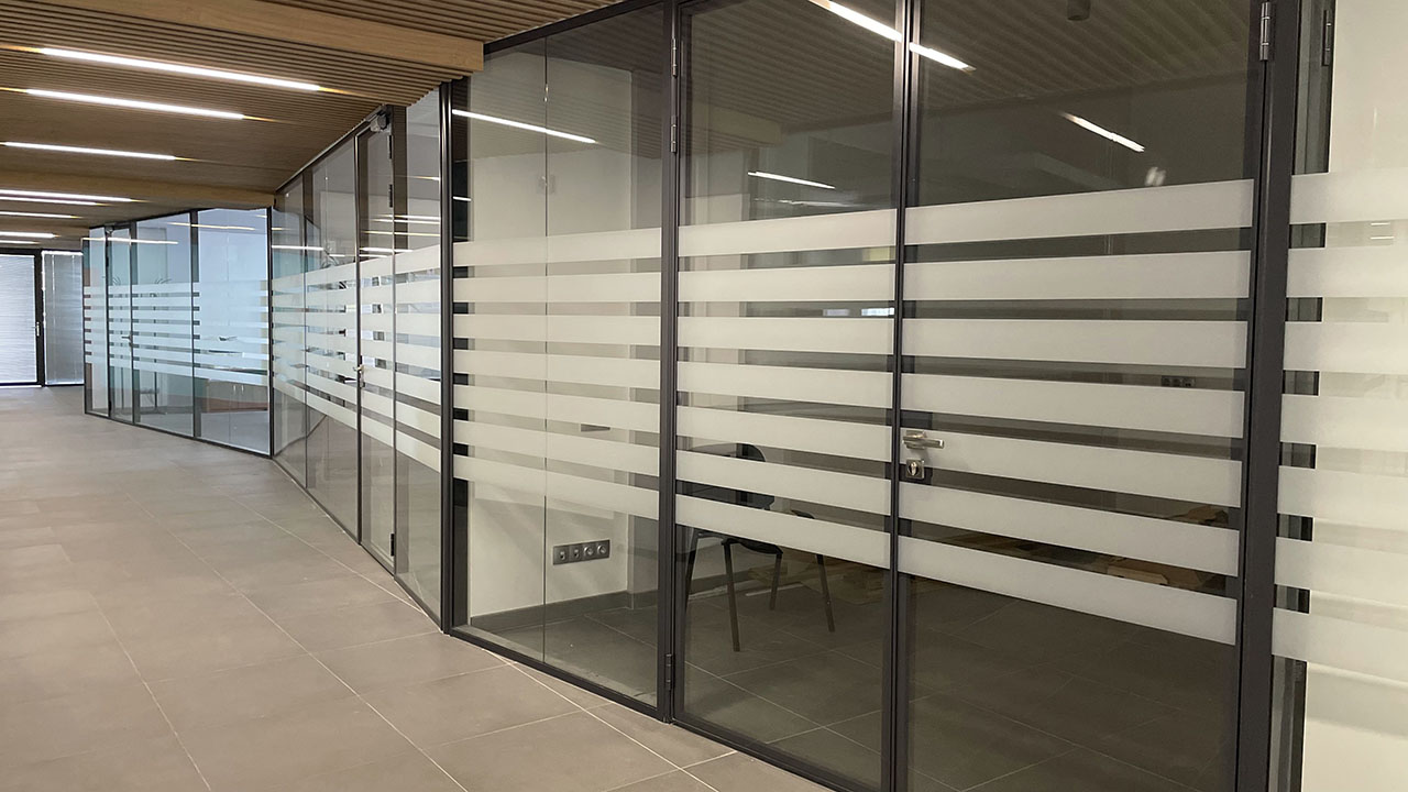 Прозрачные перегородки с матовыми полосками