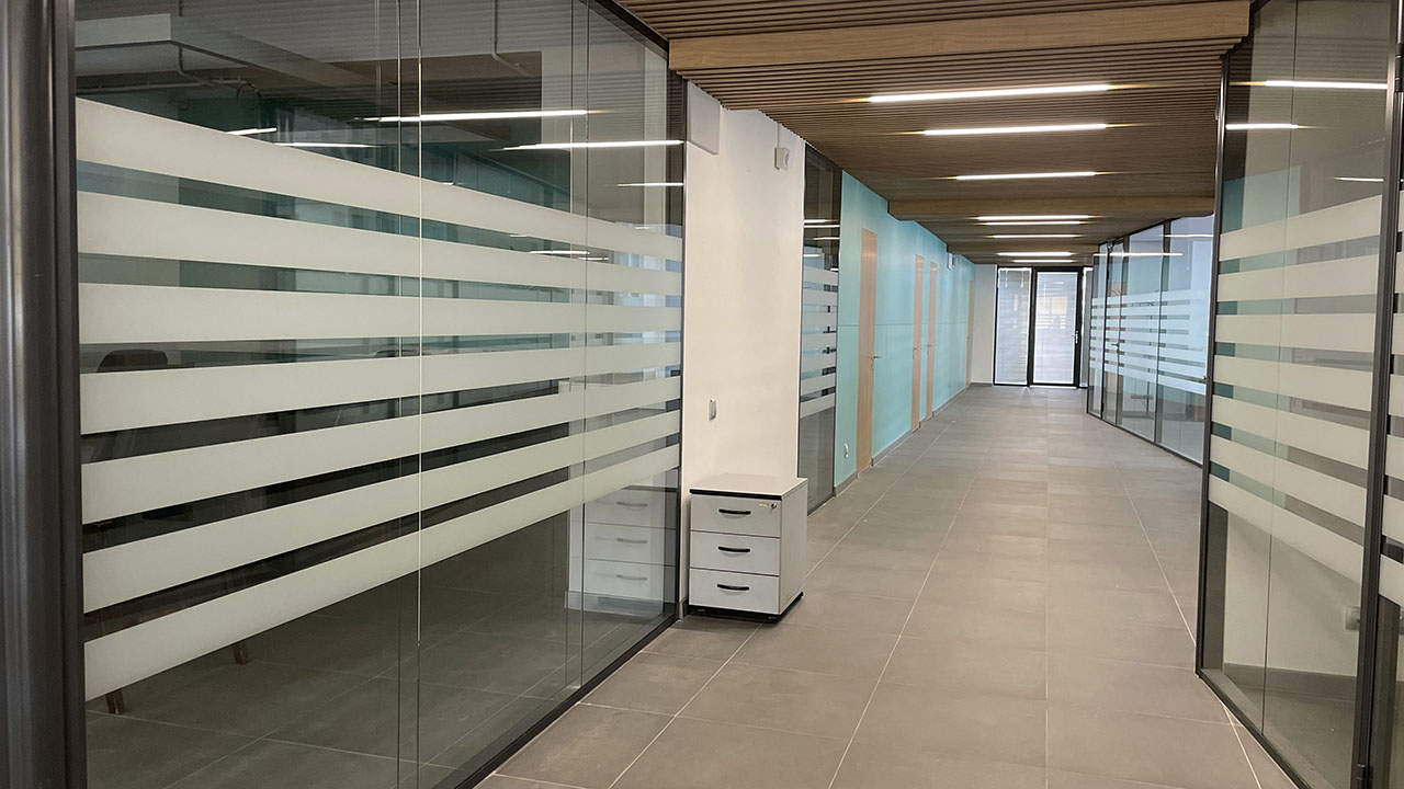 Прозрачные офисные перегородки и двери