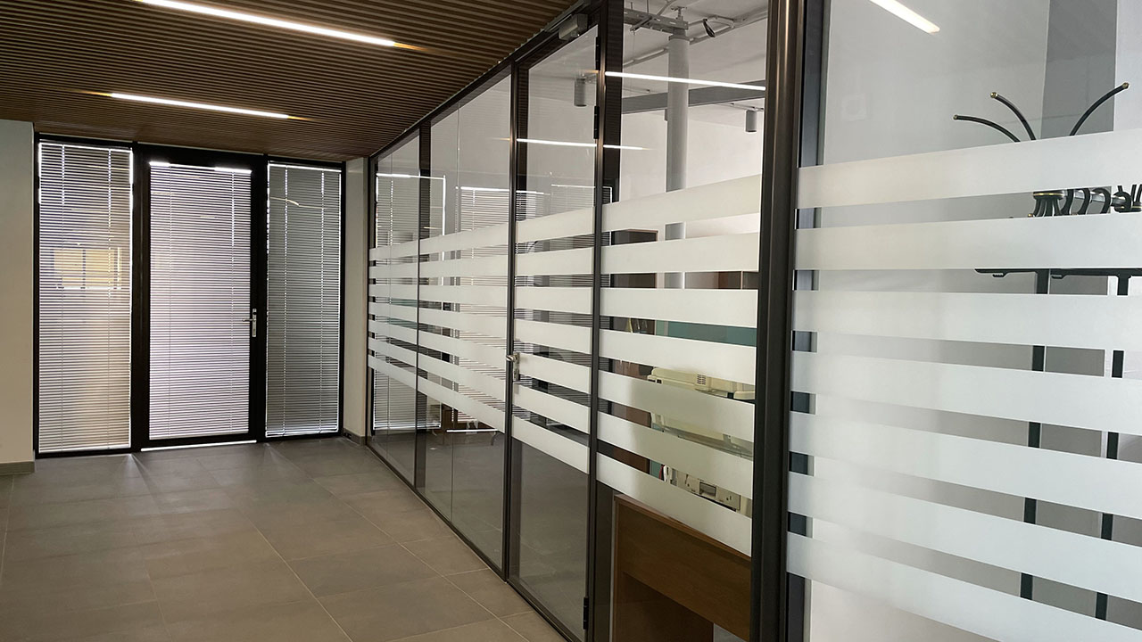 Перегородки из стекла в офисе
