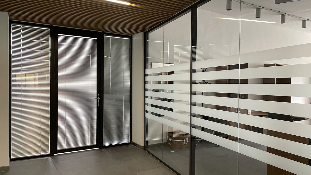 Стеклянные перегородки и двери с матовыми пленками и жалюзи
