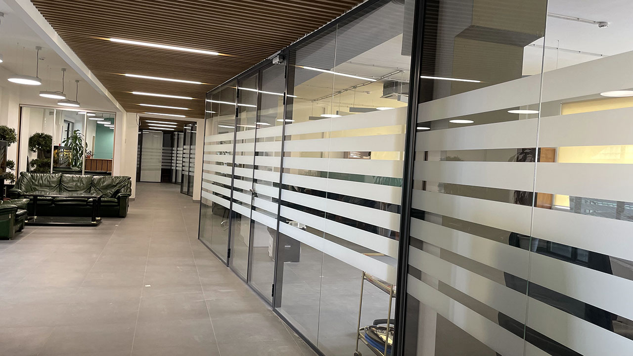 Интерьер офиса со стеклянными перегородками