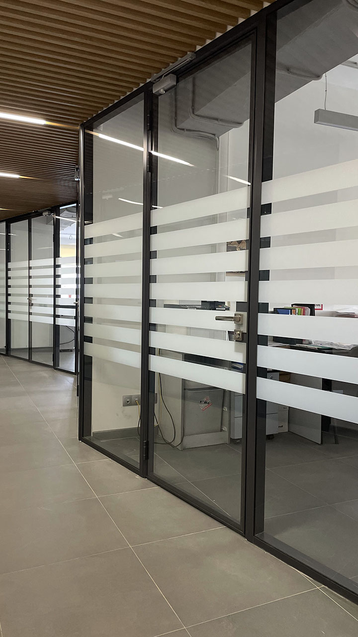 Двери стеклянные с доводчиками внутри стеклянных перегородок