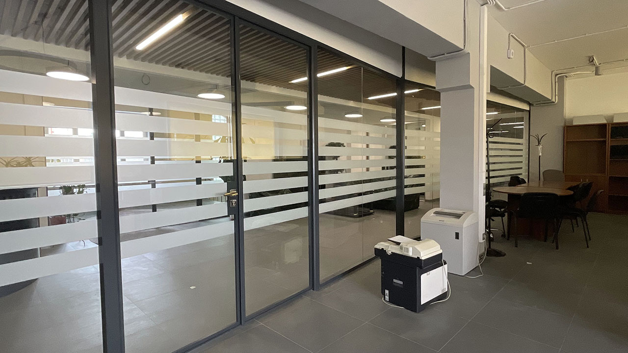 Разграничение офиса стеклянными перегородками