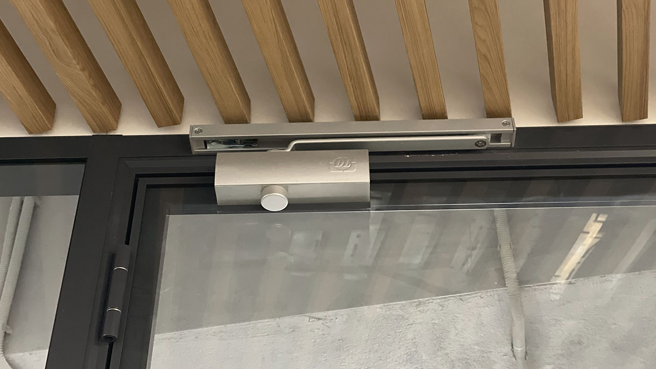 Доводчик каркасной стеклянной двери